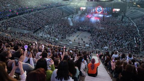 Fans feiern während des K-Pop-Mega-Festivals "KPOP.FLEX" im Deutsche Bank Park. 