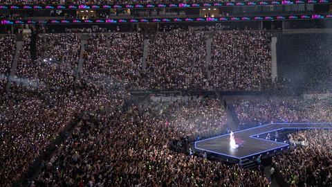 Fans feiern während des K-Pop-Mega-Festivals "KPOP.FLEX" im Deutsche Bank Park. 