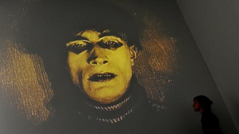 Videoprojektion aus dem Film "Das Cabinet des Dr. Caligari"