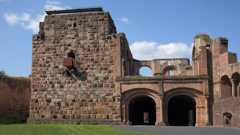 Die Kaiserpfalz Gelnhausen wird auch "Barbarossaburg" genannt. 