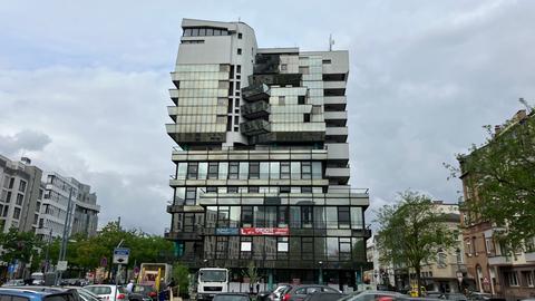 Sehr verwinkeltes Gebäude im Stil des Brutalismus mit verspiegelter Fassade