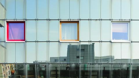 Fenster in einer verspiegelten Fassade