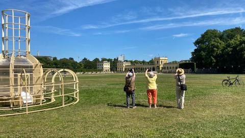 Drei Rentner machen Fotos in der Karlsaue