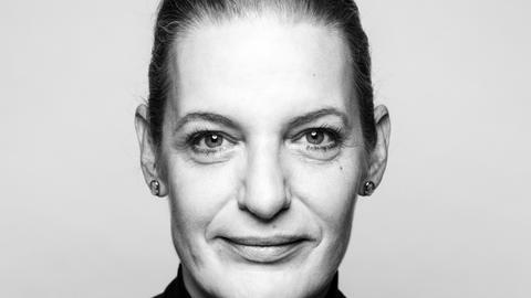 Porträt von Karolin Loh, stellvertretende Direktorin für das MMK Frankfurt