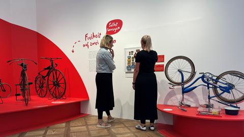 Ausstellung Schloss Fasanerie historische Kinderfahrzeuge 