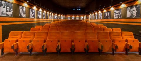 Blick auf die Sitze in einem Kinosaal des Kinos Grünberg