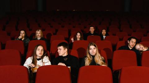 Menschen in roten Kino-Sesseln