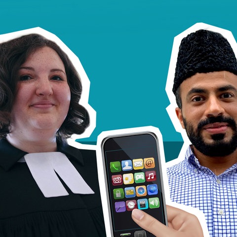 Pfarrerin und Imam mit Smartphone in der Mitte