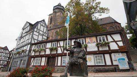 Ein Denkmal des Landgrafen Philipp vor der evangelischen Stadtkirche St. Marien in Homberg (Efze)