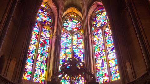 Blick auf die vom Künstler Imi Knoebel entworfenen Fenster der Kathedrale von Reims, aufgenommen am 11.05.2015.