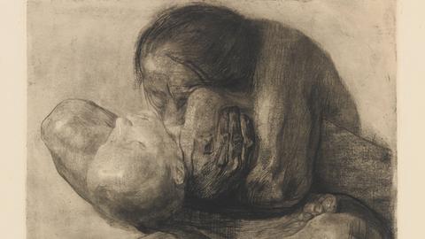 Das Bild zeigt eine Zeichnung von Käthe Kollwitz. Darauf zu sehen ist eine Mutter, die auf dem Boden hockt und ihr totes Kind in den Armen hält. Beide Körper gehen ineinander über.