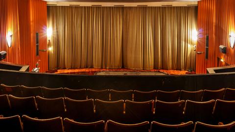 Das Bild zeigt einen leeren Saal und die Leinwand des Butzbacher Filmtheaters.