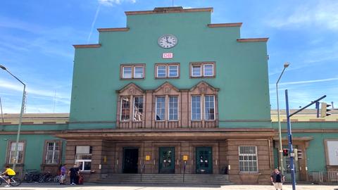 Außenansicht der Eingangshalle des Offenbacher Hauptbahnhofs