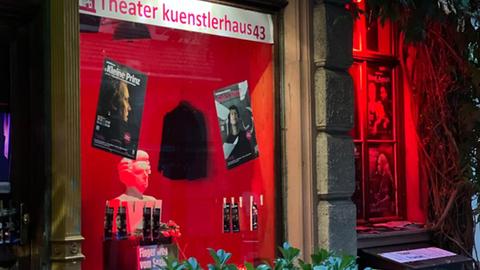 Rotes Licht an Scheibe von Kulturbetrieb in Wiesbaden