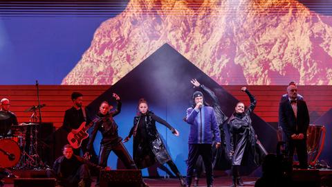 Die slowenische Band Laibach auf der Bühne bei der Eröffnungsfeier der Ski-Weltmeisterschaft 