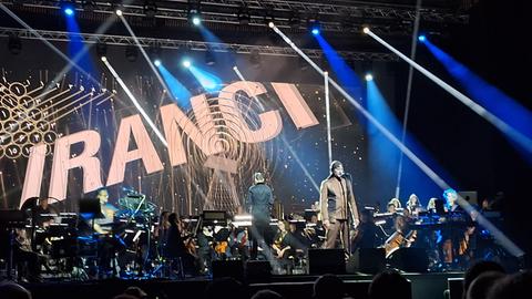Die Band Laibach und das  RTV Slovenia Symphony Orchestra unter der Leitung des iranischen Dirigenten Navid Gohari.