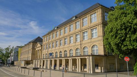 Das Bild zeigt eine Seitenansicht des Hessischen Landesmuseums für Kunst und Natur in Wiesbaden