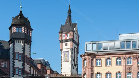 Mit neuer Turmspitze: So soll der "Lange Franz" in Frankfurt nach der Rekonstruktion aussehen. 