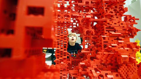 Ein Junge bestaunt ein Kunstwerk auf der Lego-Baustelle im Architekturmuseum Frankfurt.