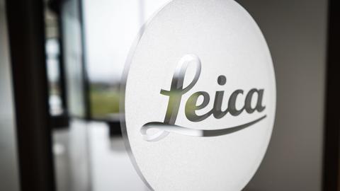 Leica-Logo auf einer Glastür