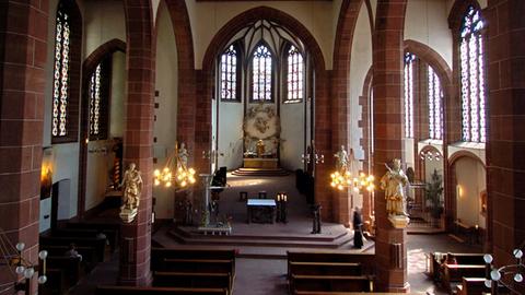 Ein Blick in das durch die Pfeilerführung in drei Schiffe aufgeteilte Innere der Liebfrauenkirche in Frankfurt am Main (Foto vom 05.07.2004).
