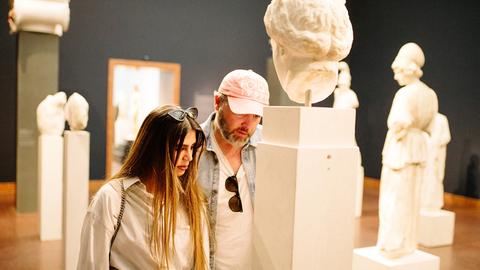 Ein Mann und eine Frau betrachten eine Statue