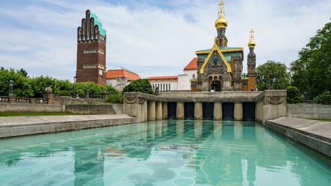 Der Hochzeitsturm, das Ausstellungsgebäude und die russische Kapelle spiegeln sich auf der Mathildenhöhe im Lilienbecken, das Albin Müller im Jahr 1914 erbaute.