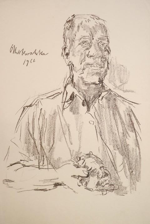 Das Bild zeigt ein Selbstbildnis von Oskar Kokoscha. Darauf ist er als Bleistiftzeichnung zu sehen, er trägt ein Hemd, das leicht aufgeknöpft ist und lächelt. In seiner rechten Hand hält er den Kopf eines Fauns.