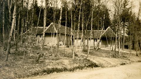 Das Sepia-Bild zeigt die zu Wohnhäusern und Werkstätten umgebauten Reichsbahnwaggons.