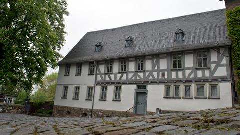Ein Fachwerkhaus mit gepflastertem Hof