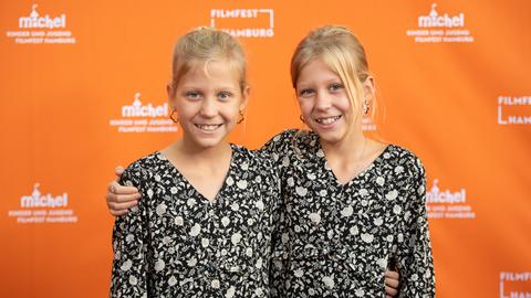 Die Zwillinge Violetta (l) und Valerie Arnemann teilen sich die Hauptrolle in "Lucy ist jetzt Gangster".
