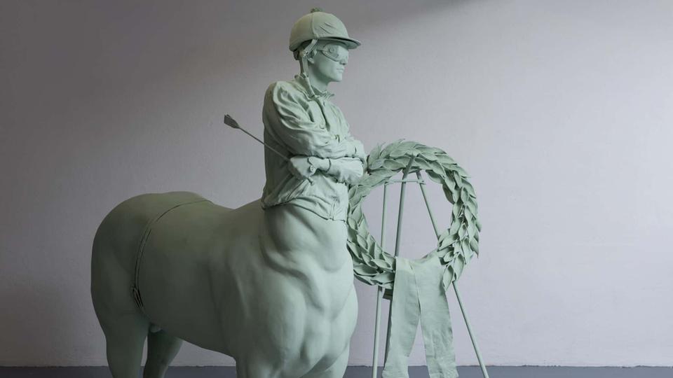 Skulptur einer Chimäre aus menschlichem Oberkörper mit Pferde-Hinterteil