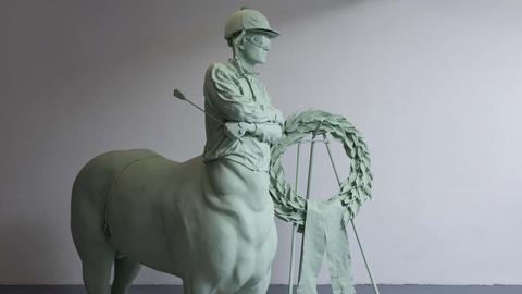 Skulptur einer Chimäre aus menschlichem Oberkörper mit Pferde-Hinterteil