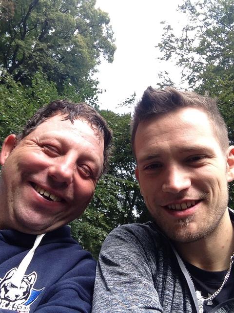 Selfie von Huskie-Spieler Marco Müller und Betreuer Franky im Bergpark