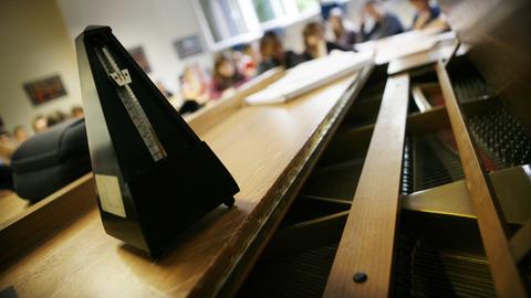 Ein Metronom steht am 29.08.2008 in einem Gymnasium in Frankfurt am Main während des Musikunterrichtes auf dem Flügel.