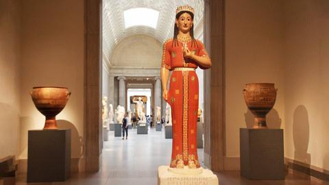 Rekonstruktionen einer antiken Phrasikleia-Skulptur auf der Ausstellung "Chroma: Ancient Sculpture in Color" im New Yorker Metropolitan Museum