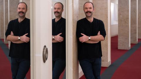 Regisseur Michael Schachermaier posiert neben Spiegeln