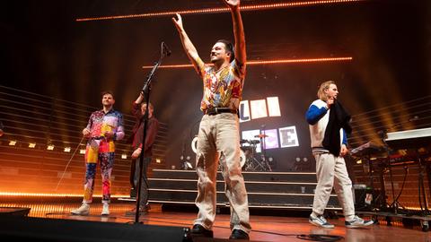 Musiker von Milky Chance auf der Bühne der Offenbacher Stadthalle