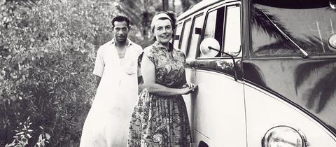 Milli Bau steht neben ihrem "Bulli", mit dem sie um die Welt reiste. Das Foto wurde auf ihrer ersten Bus-Reise im Jahr 1956 im Irak aufgenommen. 