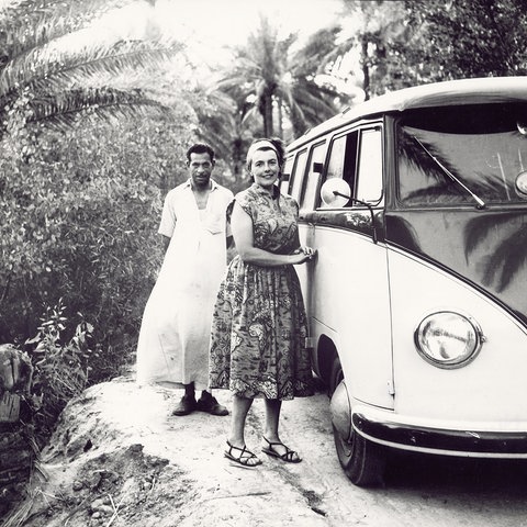 Milli Bau steht neben ihrem "Bulli", mit dem sie um die Welt reiste. Das Foto wurde auf ihrer ersten Bus-Reise im Jahr 1956 im Irak aufgenommen. 