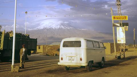 Viele ihrer Reisen unternahm Milli Bau im VW-Bus. Im Hintergrund ist der Berg Ararat in der Türkei zu erkennen.   
