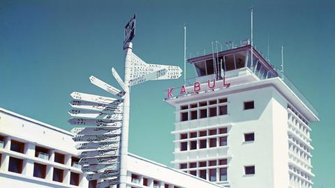 Milli Bau steht 1968 vor dem Flughafen in Kabul.