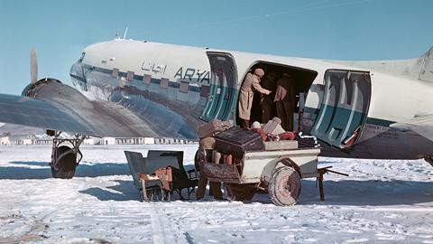 Ein Flugzeug auf einer vereisten und verschneiten Landebahn in Afghanistan. Wann das Foto aufgenommen wurde, lässt sich nicht mehr genau sagen. 