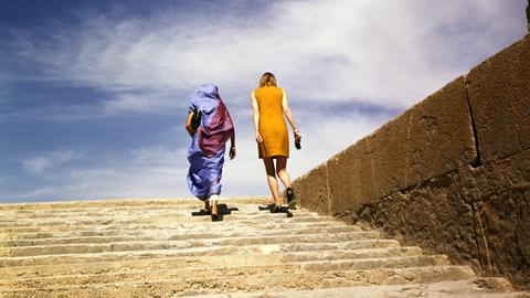 Zwei Frauen auf einer Treppe der altpersischen Stadt Persepolis im Iran - irgendwann zwischen 1967 und 1973.