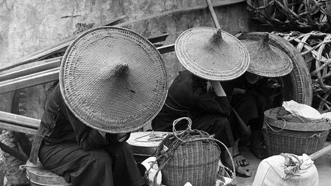 Dieses Foto von drei Menschen mit Strohhüten machte Milli Bau während einer China-Reise in den Jahren 1956/57.