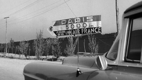 Dieses Foto eines Wegweisers nahe der iranischen Hauptstadt Teheran gibt der Ausstellung ihren Namen - "5000 Kilometer bis Paris". 