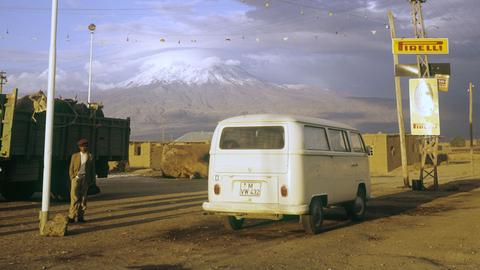 Der VW Bus steht vor dem Berg Ararat in der Türkei (Aufnahme 1956)