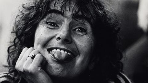 Mirjam Pressler, Porträt aus den 1980er-Jahren, sie streckt die Zuge raus