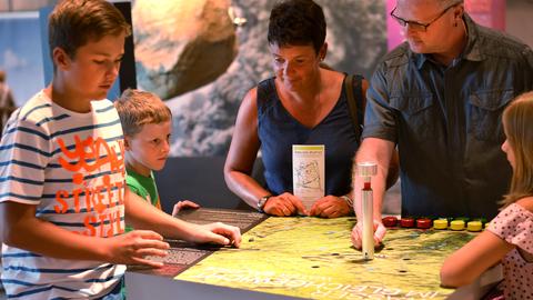 Eine Familie besucht das Vulkaneum Schotten