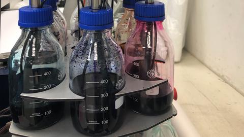 Flaschen mit unterscheidlichen Textilfarben in einer Maschine